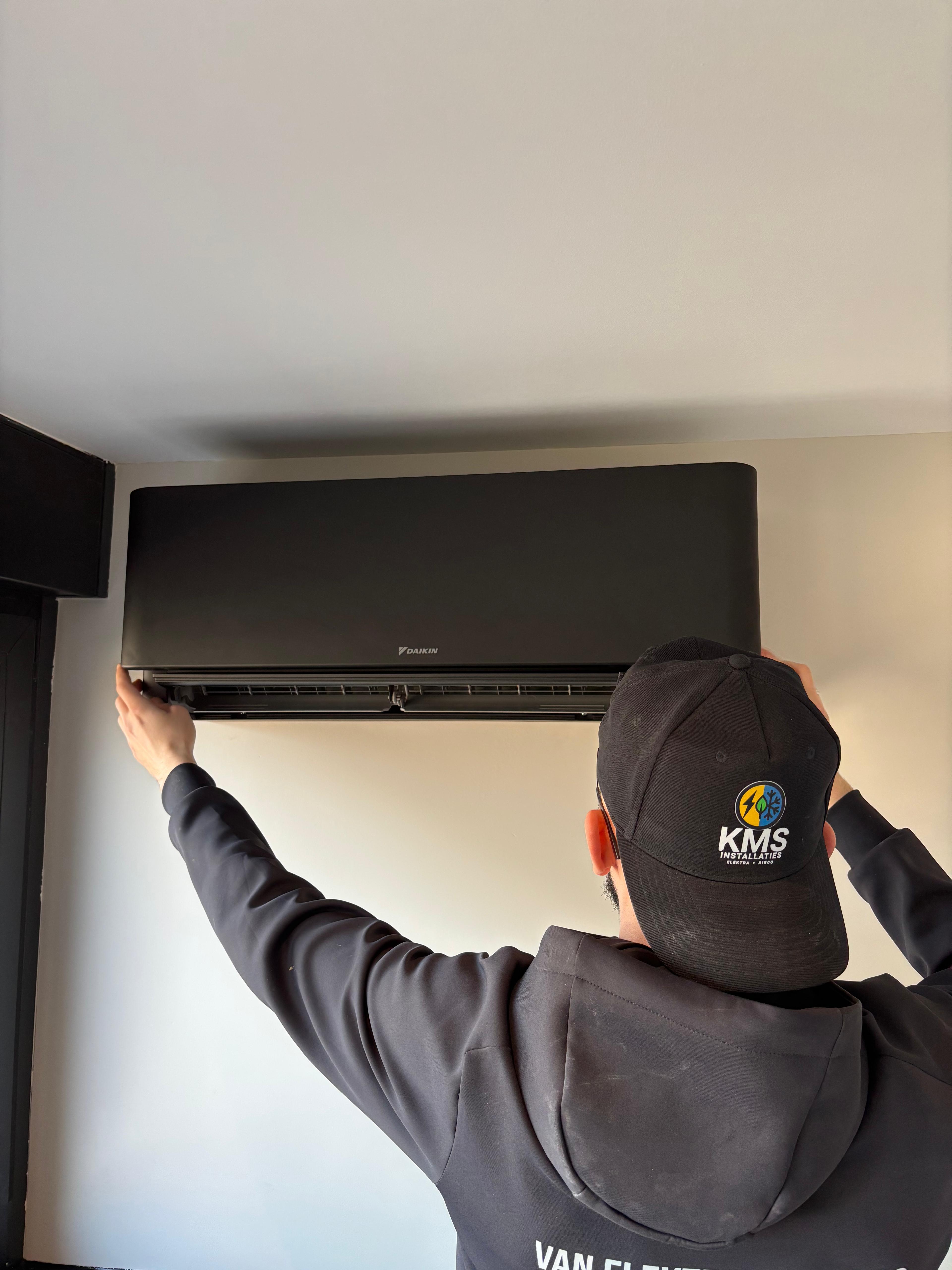 Airconditioning binnenunit geïnstalleerd in een woonkamer