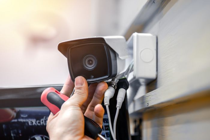 Beveiligingscamera gemonteerd aan de buitengevel van een pand