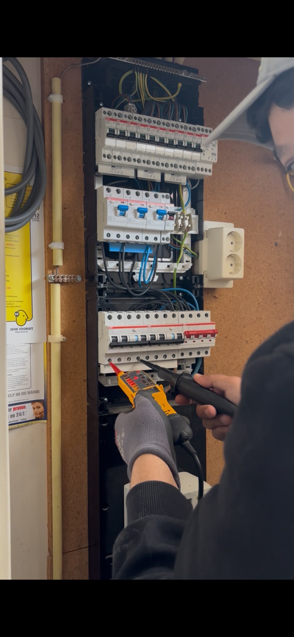 Professionele elektricien van KMS Installaties aan het werk