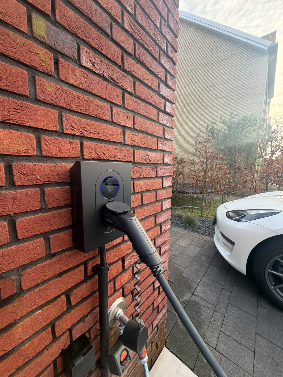 Zaptec laadpaal gemonteerd aan de buitenmuur van een woning