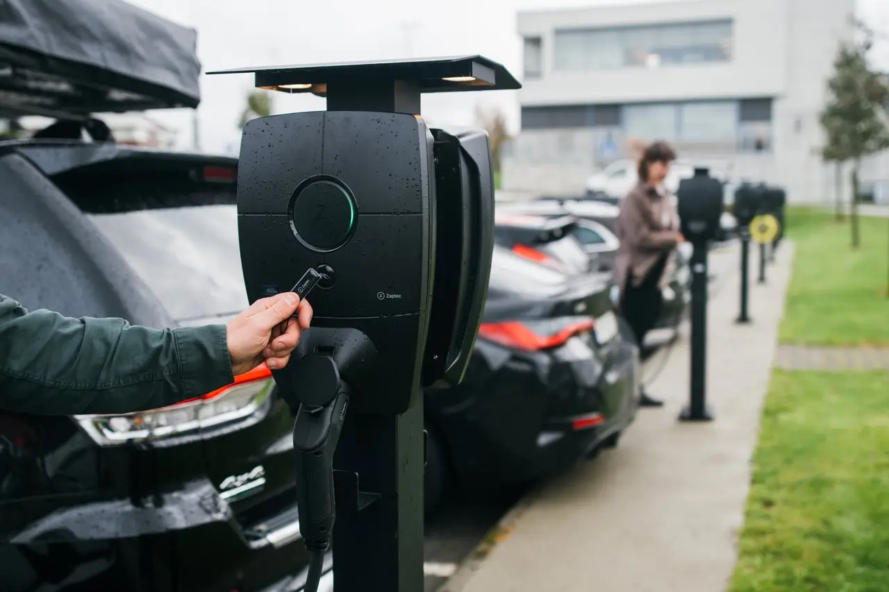 Zakelijke laadpaal installatie bij een bedrijfspand