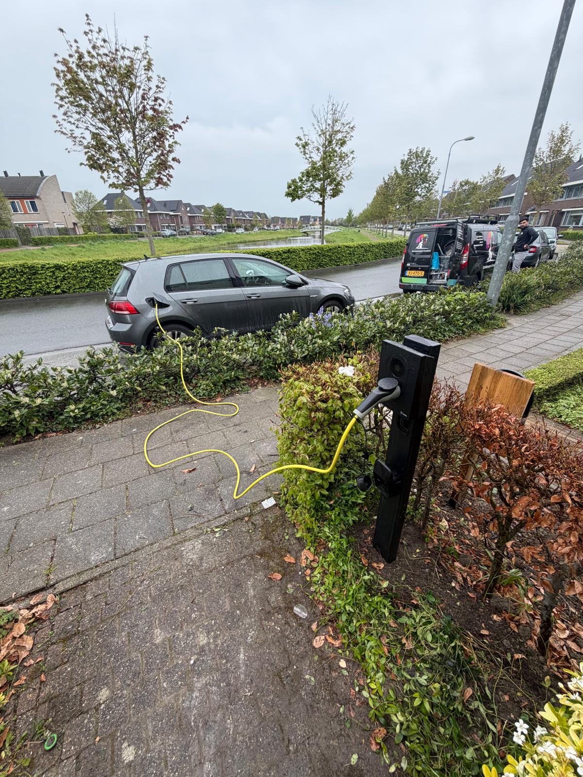 Laadpalen bij bedrijfspand in Dordrecht